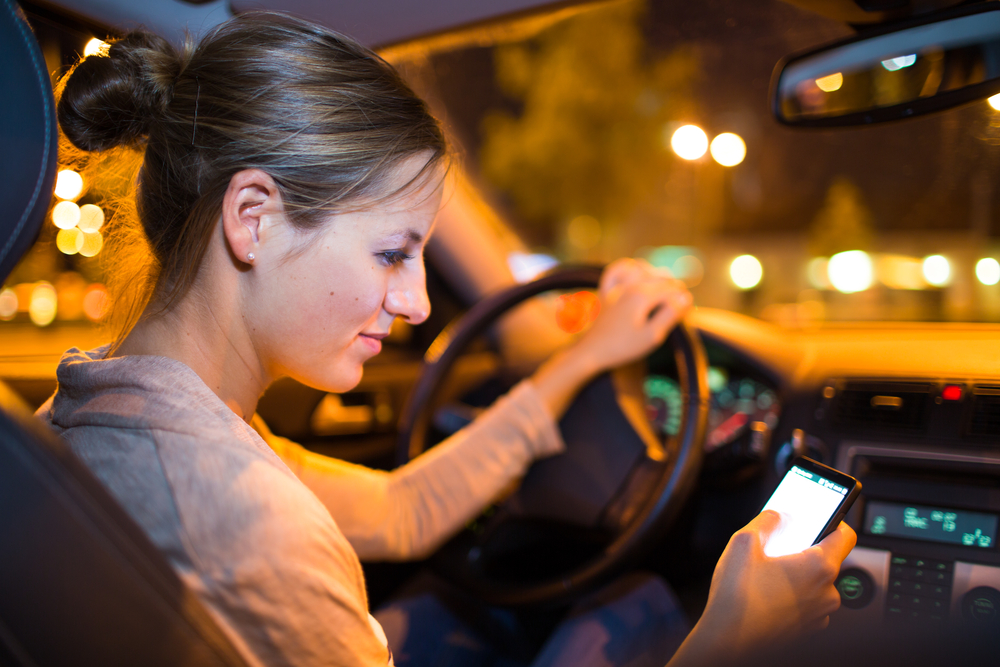 Mujer usando su teléfono inteligente