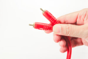 ¿Por qué debería usar cables RCA de alta calidad para el audio del automóvil?